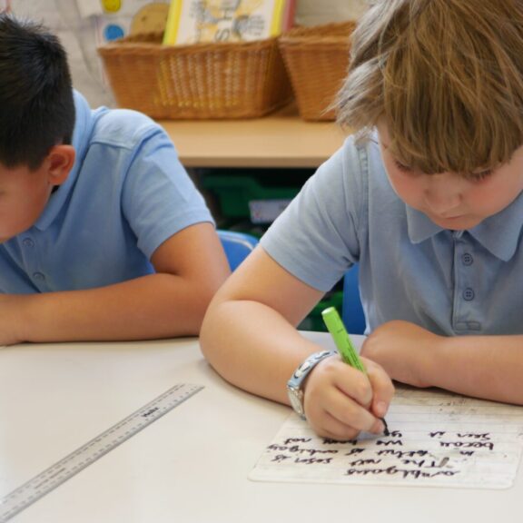 P1120161 children writing on whiteboards at rosherville cofe primary