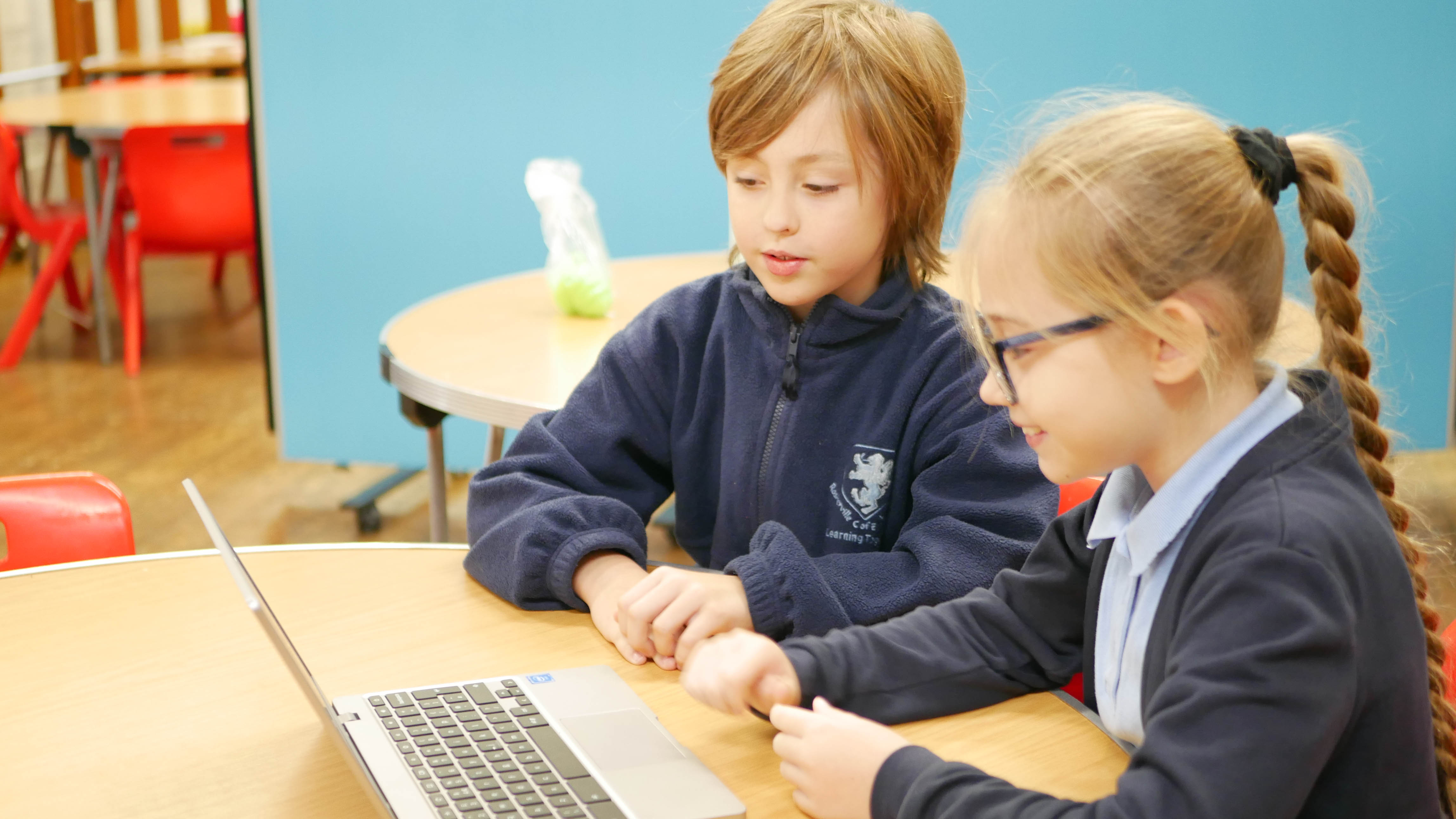 P1200498 children at a computer in computing class at rosherville academy